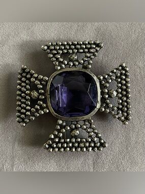 ACCESSOCRAFT N.Y.C. CRUCIFORM BROOCH WITH PURPLE STONE / COLLECTIBLE / RARITY